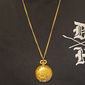 Elegant Gold Pendant Necklace